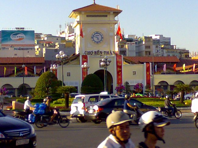 おばさんの後を追い、バイクと車の間をぬって無事横断。