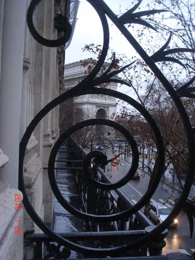 1月29日（金曜日）。<br /><br />ホテル「ロワイヤル・エリゼ」206号室のバルコニーから凱旋門（08：59撮影）。