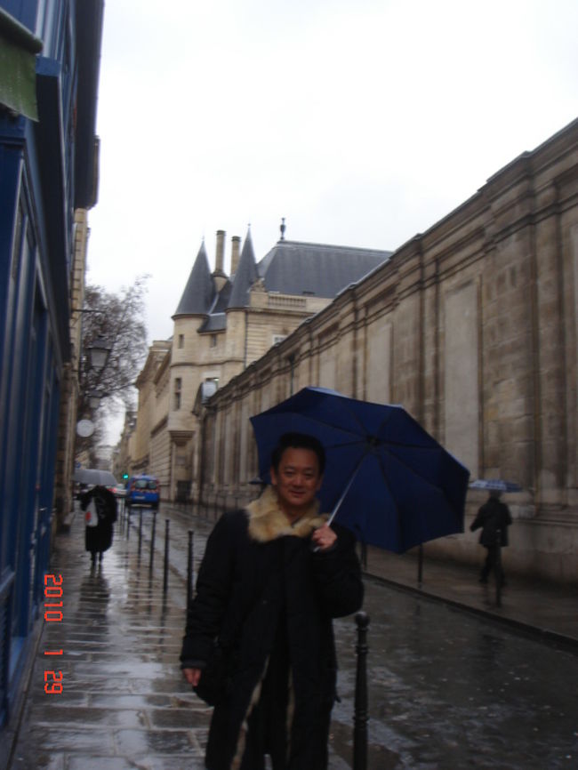 フラン・ブルジョワ通りから北を背景に（11：34撮影）。