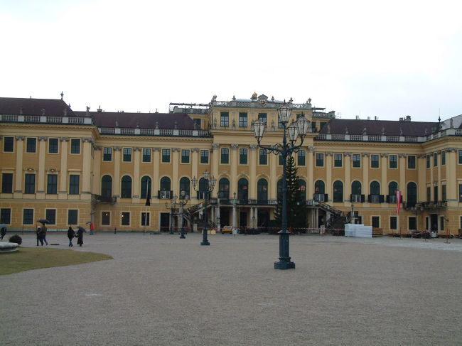 　「マリア・テレジア・イエロー」のシェーンブルン宮殿<br />  内部は優雅で華麗ななかに温かい家庭生活の場を感じさせるものでした。マリーアントワネットはここで育ったんだな・・・。