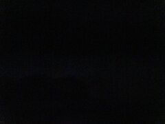 ザンベジ川のクルーズ後、ジンバブエ側・ヴィクトリアフォールズに『ルナーレインボー』ツアーに行く。

満月の前後３日間にしか、見ることができない、

『ルナレインボー』をジンバブエ側に見に行く。カッパを着て、

カメラカバーをして準備完了。暗い公園内を歩くと、滝の轟音が『ゴ

ー』と聞こえてきた。滝に近づくと、満月の光とすごい量の水煙のコ

ラボレーションで、虹が円を描いたり、虹が変化していく自然現象

満月限定『ルナレインボー』にテンションが上がりました!!

写真は、暗くて写らず残念でしたが、『ルナレインボー』を見れた感

動は、今も脳裏に焼き付いています。

