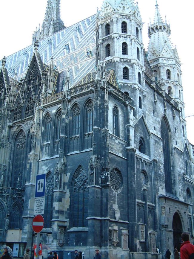 　シュテファン寺院。<br />　地下にハプスブルク歴代皇帝の内蔵を納めたカタコンベがあるらしい。