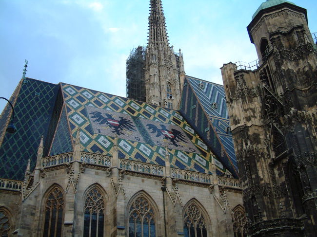 　モザイクの屋根が美しい。<br />　ハプスブルクの紋章「双頭の鷲」