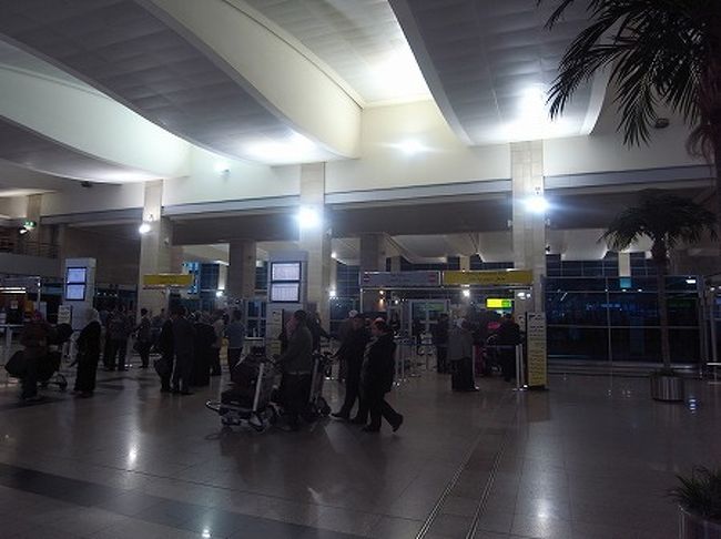 1月5日<br />朝7時に起床し、ホテルをチェックアウト。<br />ハイヤーでカイロ国際空港へ到着。<br />カイロ空港は、チェックインカウンターに行くにもチケットの提示と手荷物検査を受けてじゃないと入れません。<br />
