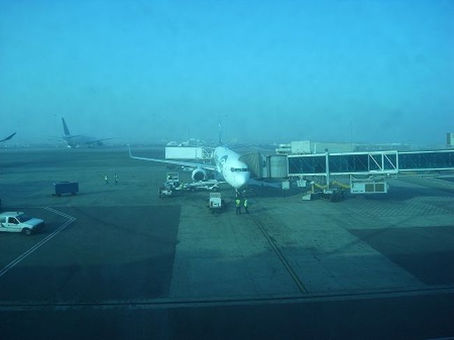 少しラウンジでくつろいで、搭乗時間となりましたので機上の人となります。<br />イスタンブールまでは、エジプト航空のB737-800。<br />アテネから来た機材と一緒です。