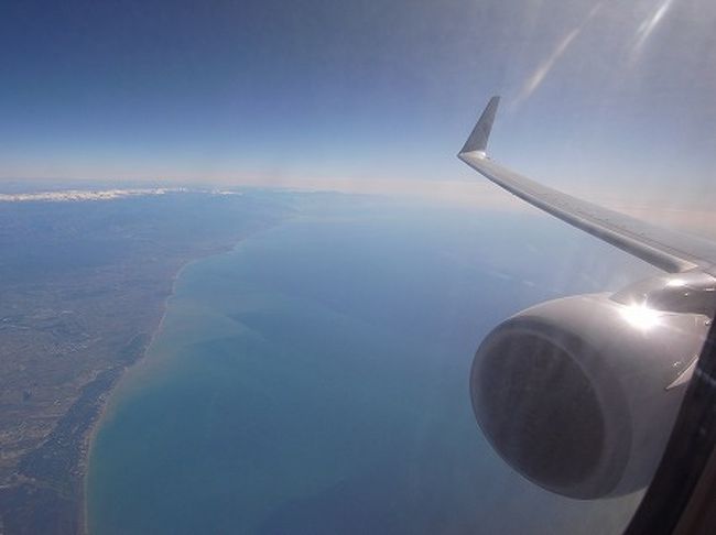 長い長いタキシングの後、離陸。<br />地中海を縦断して、トルコの大地が見えてきました。