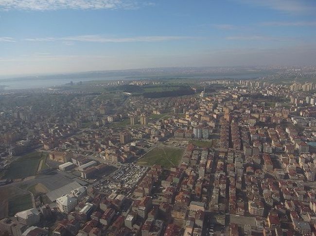 赤い屋根の街並みが見えてきまして。<br />2時間半ほどで、トルコはイスタンブールのアタチュルク国際空港に到着。