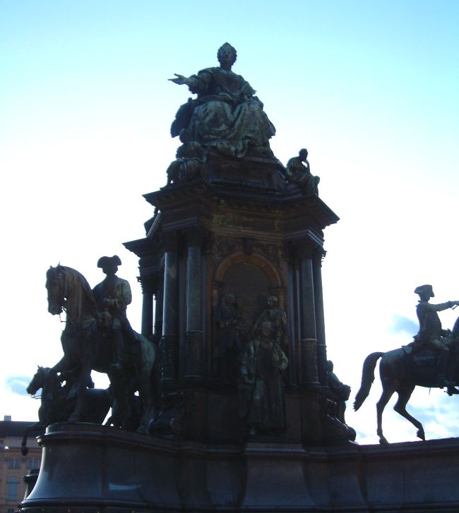 　マリア・テレジア像<br />　１６人もの子どもを生みながら国を統治・・・ひれ伏すのみです。<br /><br />　今回のツアーは割とフリータイムが多かったので、いろいろと自分なりの時間が楽しめました。<br />　胃の調子がもひとつってかんじでしたが、やはり、本家本元のザッハー・トルテとアンナ・デーメルトルテは食べなくてはなりません。ほとんどはしご状態でした・・・。<br />どちらも当然おいしいものでしたが、個人的な好みでいえばデーメルかな。（デーメルの方を後で食べたにもかかわらずです・・。）<br />　翌日朝早くナッシュマルクト（食料品市場）へ行きました。ここはみたこともないようないろいろな食材があり、本当におもしろいところでした。時を忘れて物色していたところ、出発時間も迫っているのに、ホテルへ帰る道がわからなくなり、超あせりまくりでした。なんとかぎりぎりたどり着きましたが・・。あぶないとこでした。それにしても、ここで買ったお塩はお肉料理にぴったりでおいしいものでした。あれを買うことを目的にウィーンにいっても良いくらいです。