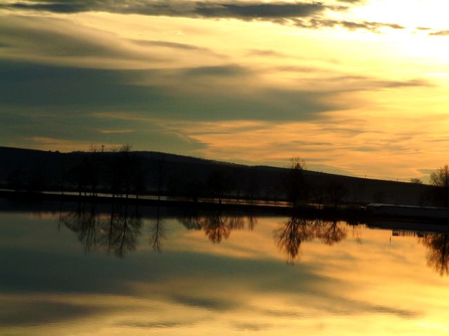 　ウィーンを後にして、バスでプラハに向かったのですが、途中湖があり、その湖面に空が映り、それはそれは幻想的で美しいものでした。