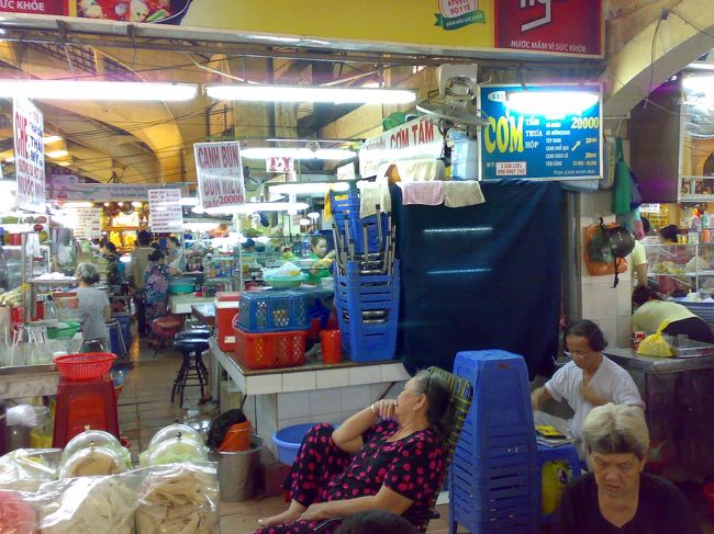 フレッシュジュース系が飲みた〜い。<br /><br />英語は通じなめで、お客のおばちゃんに助けられ<br /><br />　ロンガンジュース VND12,000 (\63) <br /><br />VNDの価値が全く分からないから、適正価格が？？？（汗）。<br /><br />いったん市場を出てみる。