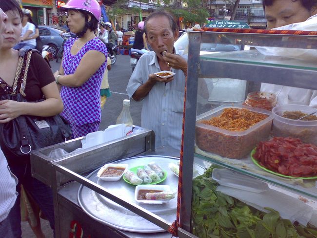 市場を出たところで、生春巻きの屋台発見。<br /><br />　1本 2,000 (\10) ~ VND3,000 (\15)？<br /><br />ローカルの人たちは何本もパクついてて、え？！1本だけ？みたいな雰囲気だった。