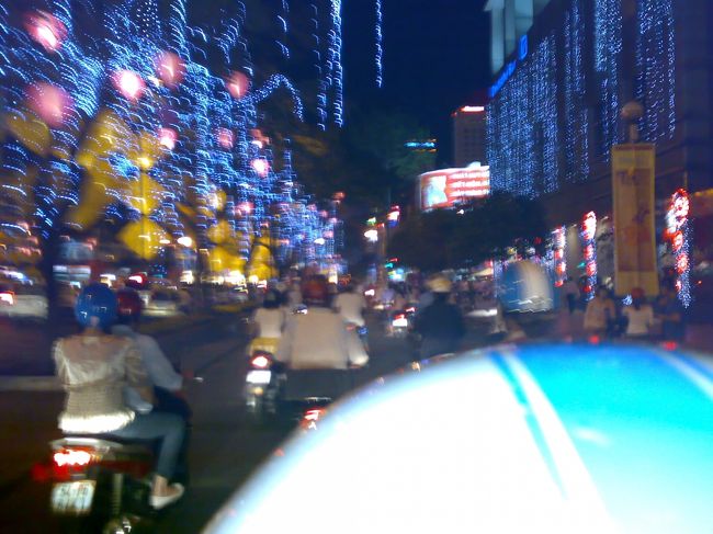 Ngaのバイクの後ろに乗っかって、ベトナムのバイクの波に紛れ込む〜。