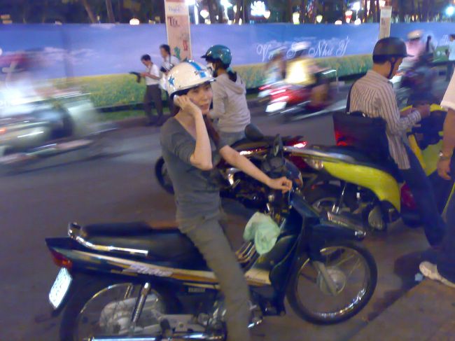 いったん私をTAXデパートで降ろし、Phuongのピックアップに向かう。