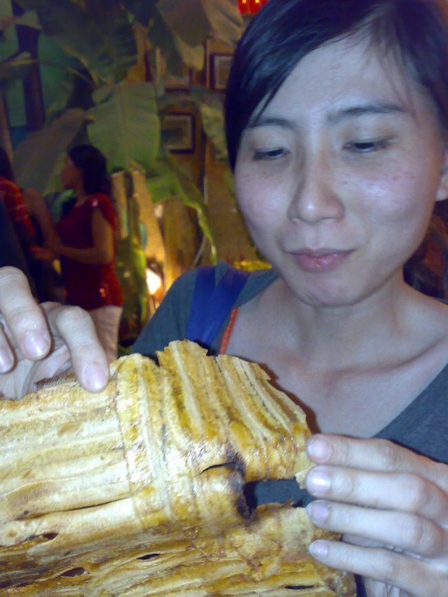 バナナをプレスしたバナナせんべいを買ってきてくれた。<br /><br />できたてホカホカでおいしい。