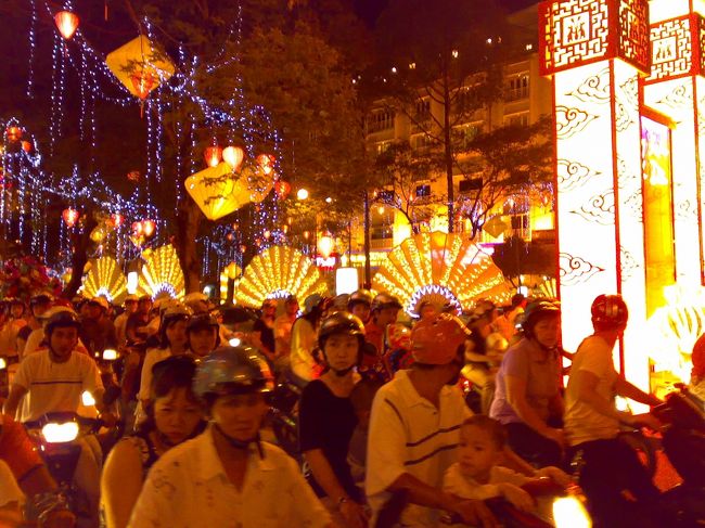 The ベトナム。<br /><br />とにかくスゴい数のバイク＆人。<br /><br />でも、夕方になると涼し〜風が吹いてきて超快適。<br /><br />ホーチミン、い〜かも。