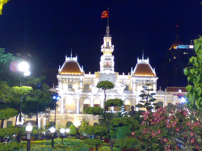 ライトアップされた人民委員会庁舎。<br /><br />すっごくきれい！