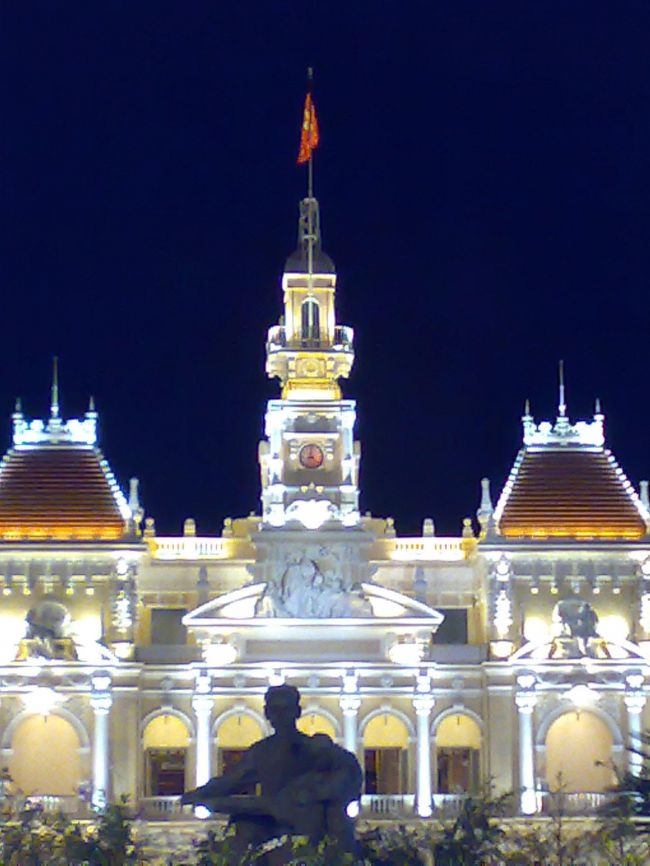 手前は、ホーチミン像。<br /><br />「私たちは、尊敬の気持ちをこめてホーおじさんと呼んでいます」と教えてくれた。