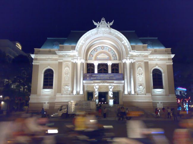 市民劇場。<br /><br />不思議な異国情緒。