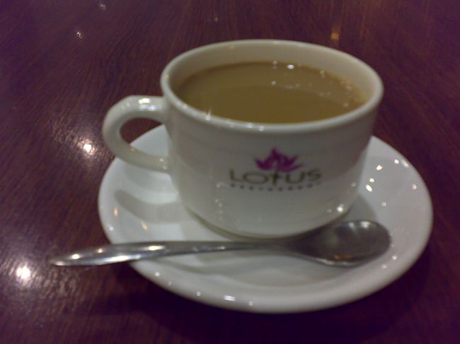 19:00過ぎたらバスはなくなっちゃうみたいで、2人がタクシーの値段交渉をしてくれ、全財産はたいて <br /><br />　VND109,500 (\576)<br /><br />で空港へ。<br /><br />単位が大きすぎて、いちいちビックリする私。<br /><br />空港のカフェで飛行機を眺めながら、<br /><br />　ベトナムコーヒー US$3 (\270)<br /><br />コーヒーは苦手だけど、甘くておいしかった。