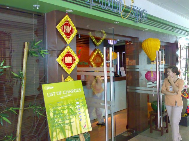 行きのトランジット時にも行っちゃった激高マッサージ。<br /><br />あの気持ちよさを味わいたくて、また。<br /><br />US$残金もちょうどUS$30。<br /><br />　FOOT-HEAD-HAND-SHOULDER 1h US$30 (\2,700)<br /><br />深夜便を待つ日本人と韓国人であふれてた。<br /><br />　0:05 ホーチミン発 ベトナム航空VN950<br />　7:30 成田着 <br /><br />たったの4.5hで到着。<br /><br />そんなに近いんだ？！<br /><br />ベトナムの印象がすっかり変わってしまった9h。<br /><br />今度は、ベトナムメインでくるね〜。