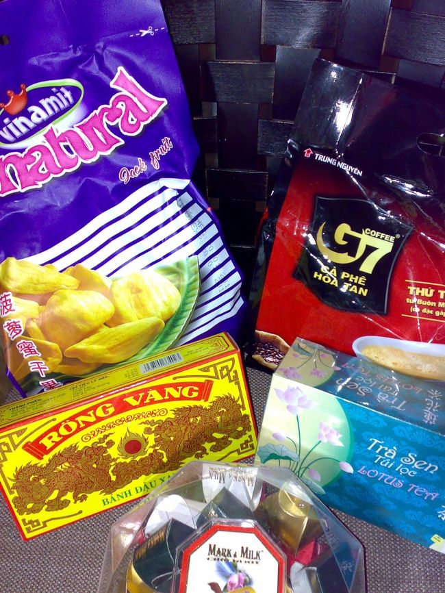 彼女たちおススメのお菓子など。<br /><br />時計回りに、<br /><br />　ベトナムコーヒー(3 in 1) VND38,000 (\200)<br />　蓮茶 VND16,700 (\87)<br />　チョコレート VND55,200 (\290)<br />　豆菓子 VND29,600 (\155)<br />　ドライジャックフルーツ VND36,000 (\189)<br /><br />デパートだから、少々お高め？