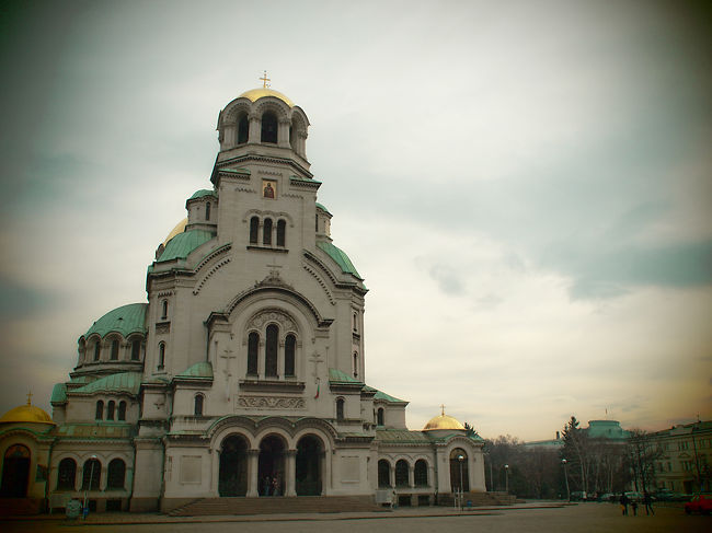 たたずんでアレクサンドル・ネフスキー寺院。実物はやはり威厳がありました。