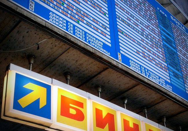 ソフィア中央駅の掲示板。その下に小さいマクドナルド。