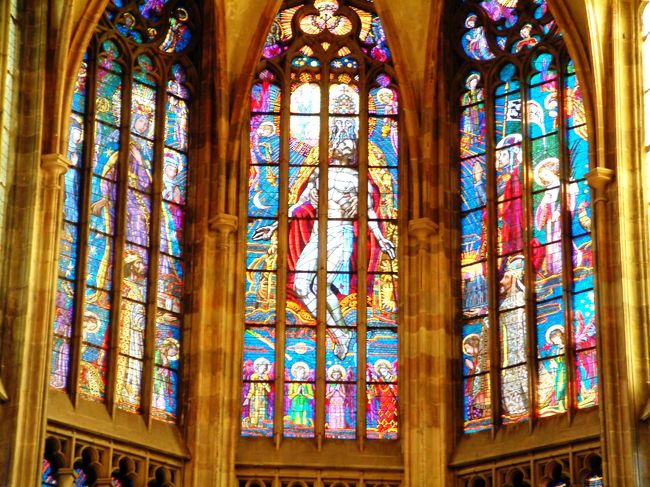 　聖堂内の華麗なステンドグラス