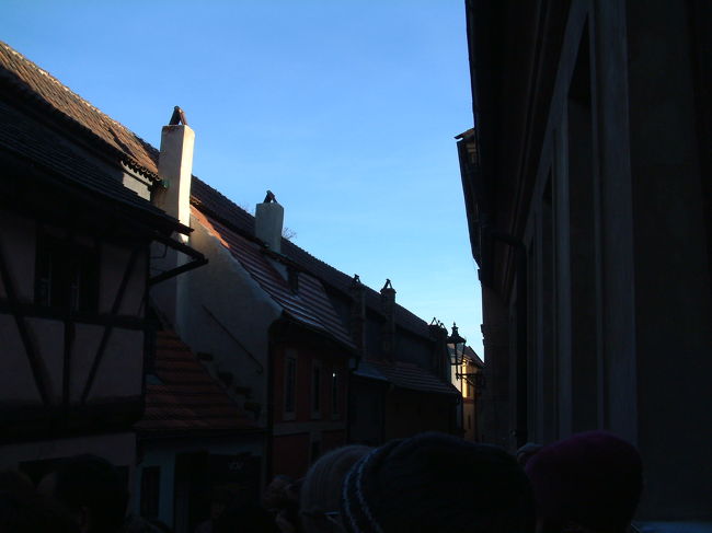 　プラハ城の一角には黄金の小径と名付けられたところがあり、かつてここで、錬金術師が黄金や不老長寿の秘薬を作る実験をしたということです。写真が暗くてごめんなさい。