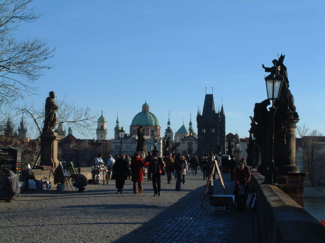 　カレル橋を行き交う人たちです。出店やアーティストたちで賑わっていました。
