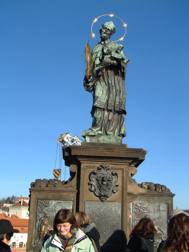 　聖ヤン・ネポムツキー像です。この台座の図柄部分をさわると幸せになれるということなので、もちろんわたしも一生懸命触ってきました。