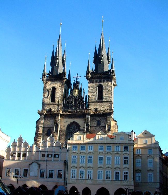 　ティーン教会。<br />　百塔の街プラハ、印象的な塔がたくさんあります。