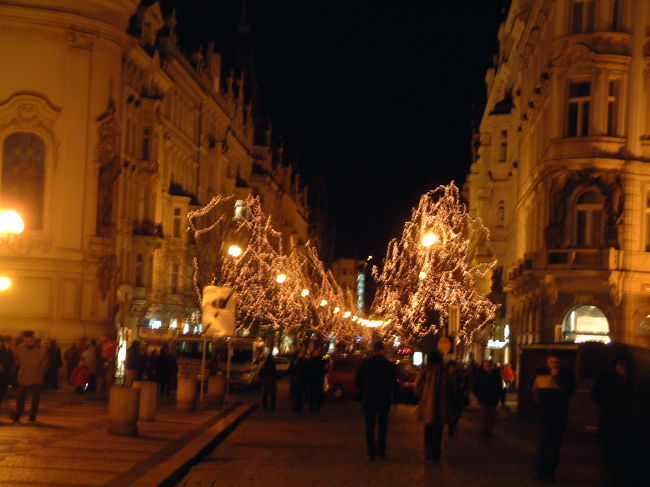 　夜のプラハです。<br /><br />　翌日プラハからヒースロー経由で帰国しました。成田の税関でどちらからお帰りですかと聞かれ思わずロンドンと答えてしまい、あー疲れているなと改めて思いました。