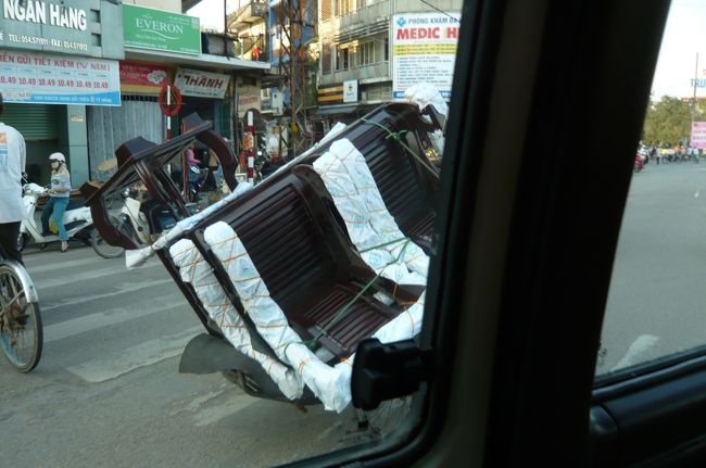 路上で　ベッドを運んでいる自転車を見ました。　購入すると　宅配サービスがあるとか。　凄い！　応接セットや２ｍちかくある食器棚も運んでいました。相当な技術です。