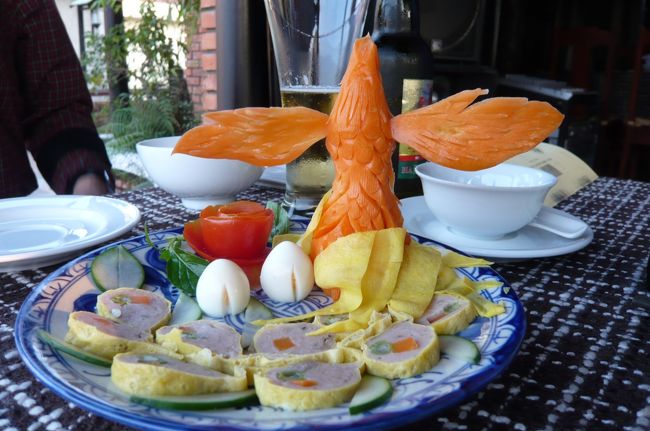 今夜はフエ宮廷料理です。　とってもきれいに飾られ、薄味で　見た目も味も　大満足！