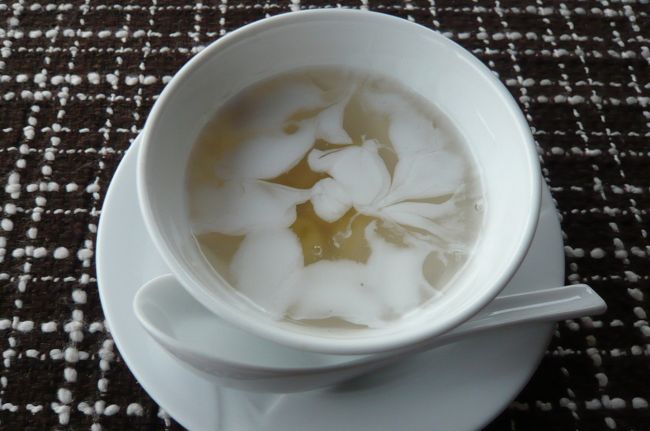 デザートもロータス模様。ご馳走様でした、今回も完食。