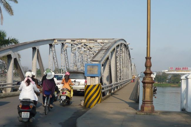 　　　２月１日<br /><br />午前中は街中の散策、　通勤や早くも　商売で忙しそう。昨日余りに多くの人々で見られなかった市場の見学。