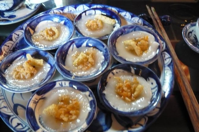 フエ名物　パイン・ペオ　小皿ごと蒸した米粉に干しエビ、タレをつけて。<br />これから、国内線でハノイへむかいます。<br />到着後、食事のために街を見ると、カラオケ店の多さにビックリ！　こちらの人も好きみたい。　特に忘年会の時期ですから。