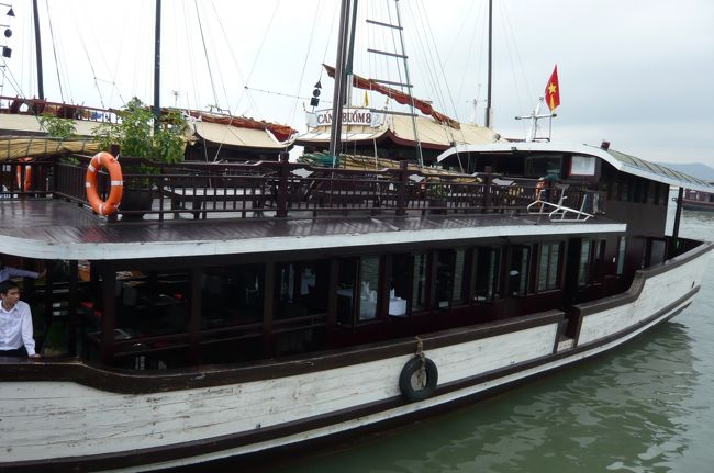 ハノイから　２，５時間で　ハロン着。　すぐに船にのり、クルーズの始まり。