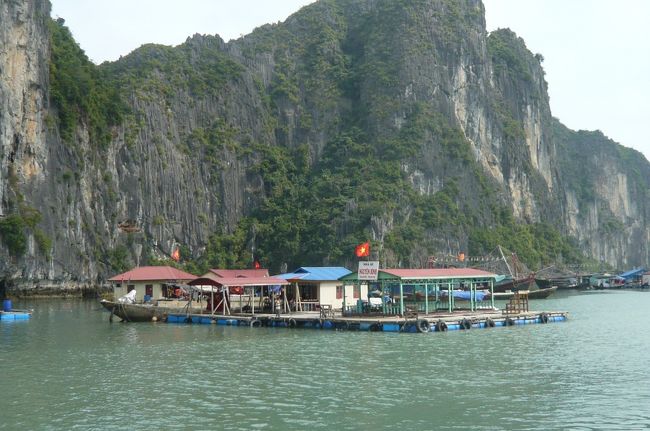 １９９４年　ユネスコの世界遺産に登録、深いエメラルドグリーンの海面と大小２０００もの奇石、　幻想的です。　ここには学校もあり、