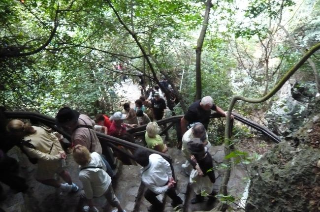 この日はイタリアから　豪華クルーズ船も入港して、大変な賑わい！　鍾乳洞に向かいます。