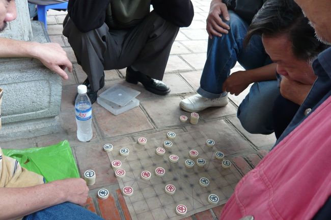 周辺は人々の集まりも多く、　将棋に似たゲームも盛んに。　