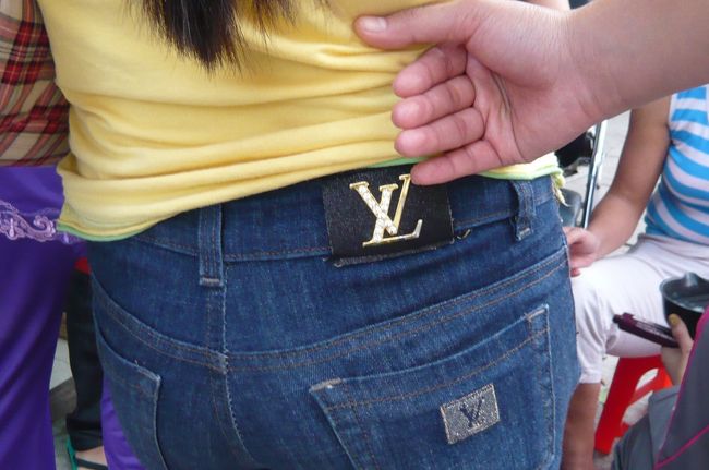 こんなパンツの女性も。