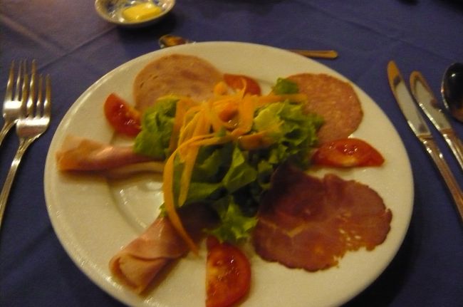 夕食の後、ハノイから、関空へ向かいます。　最後はフランス料理です。　フランスの植民地だった事もあり、　さすがに美味しく。