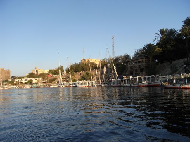 ホテルからは帆船ファルーカで、<br />川岸まで行きます。<br />そして、アスワン空港へ。<br />アスワン8:25の飛行機なので、<br />ホテルは6:45出発。<br />眠いよう。