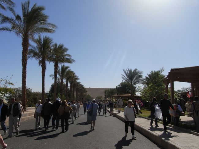 アブシンベルへは確か40分ほどのフライト。<br />アブシンベルは、スーダンとの国境付近にある<br />ヌビアと呼ばれる地方にあります。<br /><br />ヌビアの人たちは、アラブ人とは異なり<br />肌の色が黒いです。<br /><br />それにしても真冬なのにこの太陽の光。