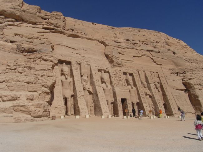 こちらは小神殿で、<br />ラムセス2世の妻であるネフェルタリ王妃に<br />ささげられた神殿です。<br /><br />6体の像があり、<br />ラムセス2世とネフェルタリ王妃の像が<br />交互に並べられています。<br /><br />小神殿の中もカメラ等の撮影は禁止でした。<br />