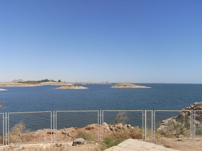 人造湖であるナーセル湖。<br />アスワンハイダムを造った時<br />造られたもので、<br />アスワンハイダムを造ったナーセル大統領にちなんだ<br />名前がつけられています。