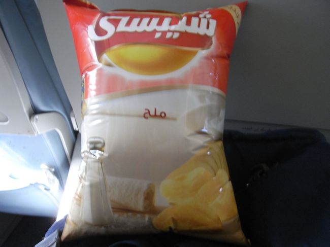 大急ぎで12:10のアスワン経由カイロ行きの<br />飛行機に乗ります。<br /><br />アブシンベル神殿でぼったくられた<br />5USDのポテトチップス。<br />