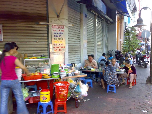 ひたすら食べまくってる感じですが。<br /><br />サンドウィッチがけっこうビッグサイズで、半分ほどでいったん休憩。<br /><br />やっぱり麺が食べた〜い！